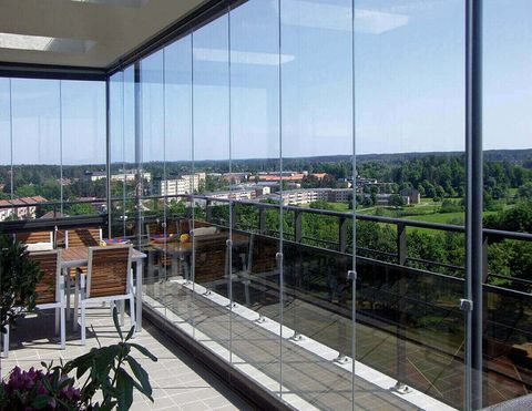 Sehir manzarali cam balkon ic mekan gorunumu