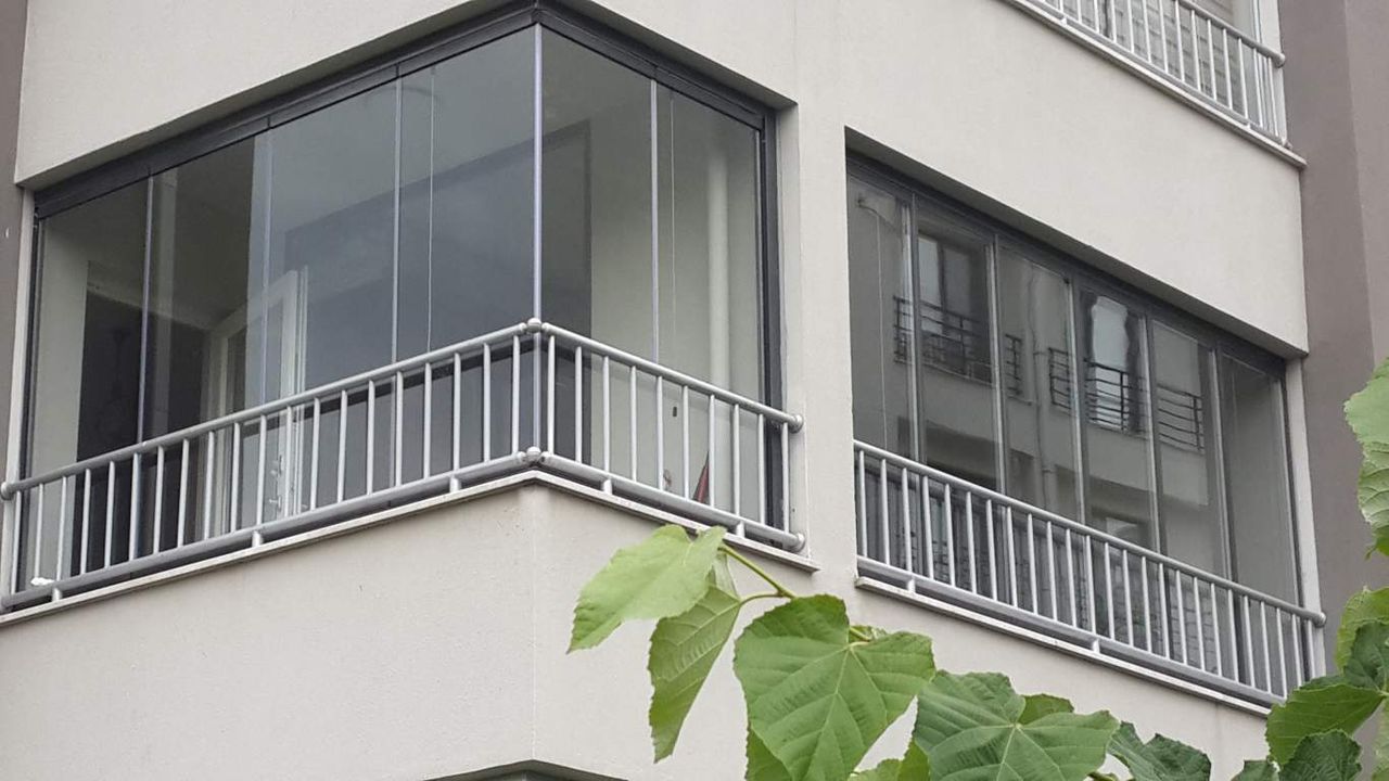 Ankara'da apartman balkonuna uygulanmis katlanir cam balkon sistemi