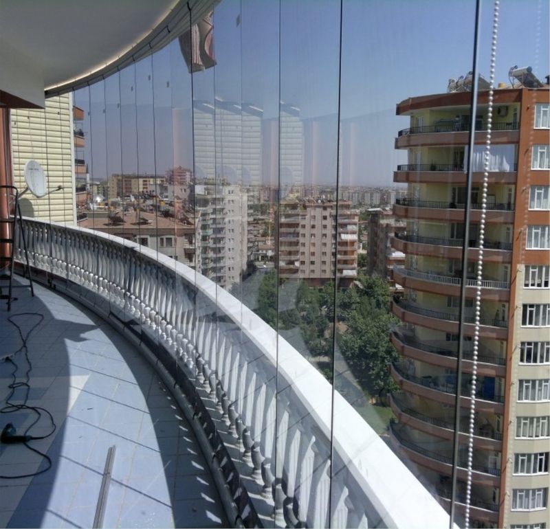 Yuksek katli binada kavisli katlanir cam balkon uygulamasi
